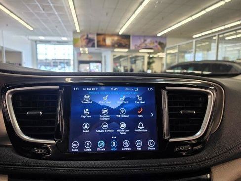 Used 2018 Chrysler Pacifica Limited w/ Tire & Wheel Group FWD image 20
