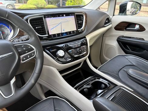 Used 2023 Chrysler Pacifica Limited FWD image 33