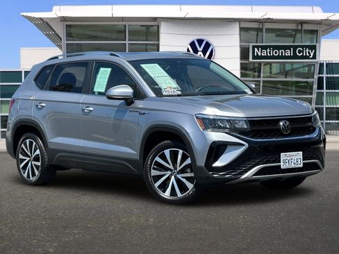 Used 2023 Volkswagen Taos SE w/ Panoramic Sunroof Package FWD image 2