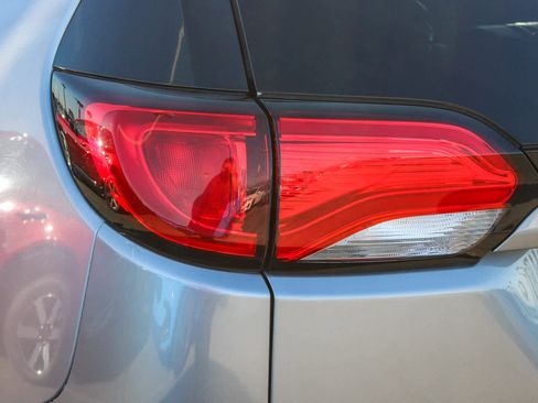 Used 2018 Chrysler Pacifica Touring-L image 7