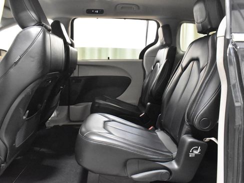 Used 2023 Chrysler Pacifica Touring-L FWD image 4