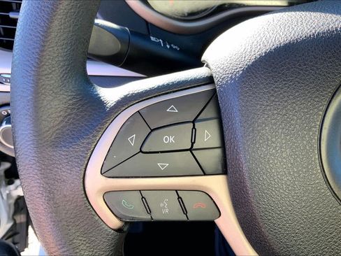 Used 2017 Jeep Cherokee Sport image 22