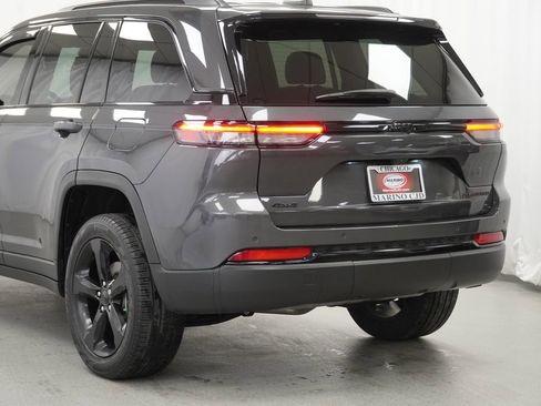 Certified 2023 Jeep Grand Cherokee Limited w/ Black Appearance Package image 13