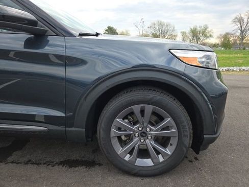 Used 2022 Ford Explorer XLT w/ Equipment Group 202A image 4