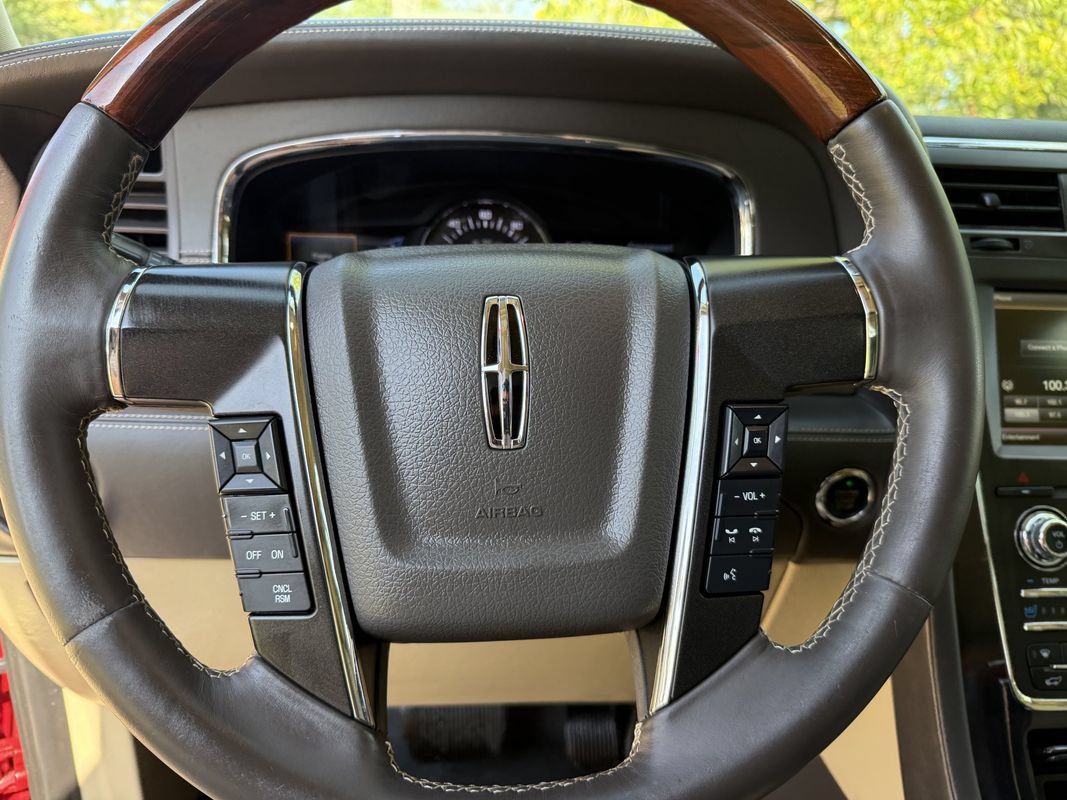 Used 2015 Lincoln Navigator 4WD w/ Equipment Group 101A Reserve image 22