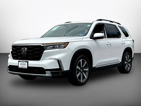 Used 2024 Honda Pilot Touring image 3