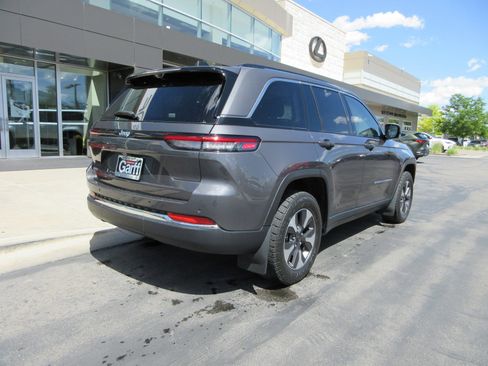 Used 2022 Jeep Grand Cherokee Limited 4xe w/ Luxury Tech Group II AWD/4WD image 11