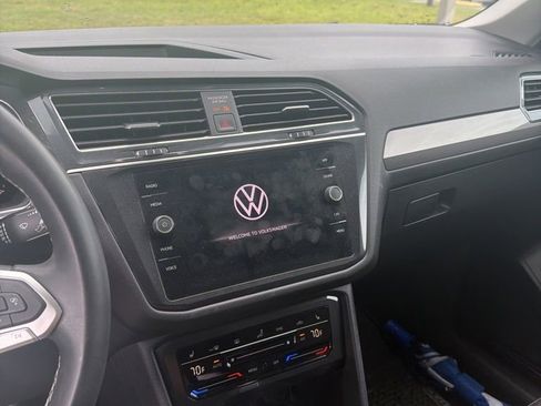 Used 2022 Volkswagen Tiguan SE FWD image 2