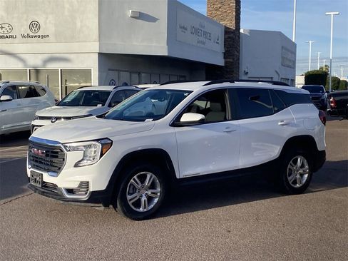 Used 2022 GMC Terrain SLE w/ Driver Convenience Package image 3