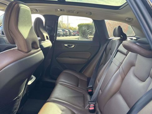 Used 2019 Volvo XC60 T5 Momentum w/ Multimedia Package image 12