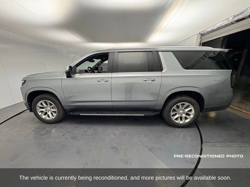 Used 2025 Chevrolet Suburban Premier image 2