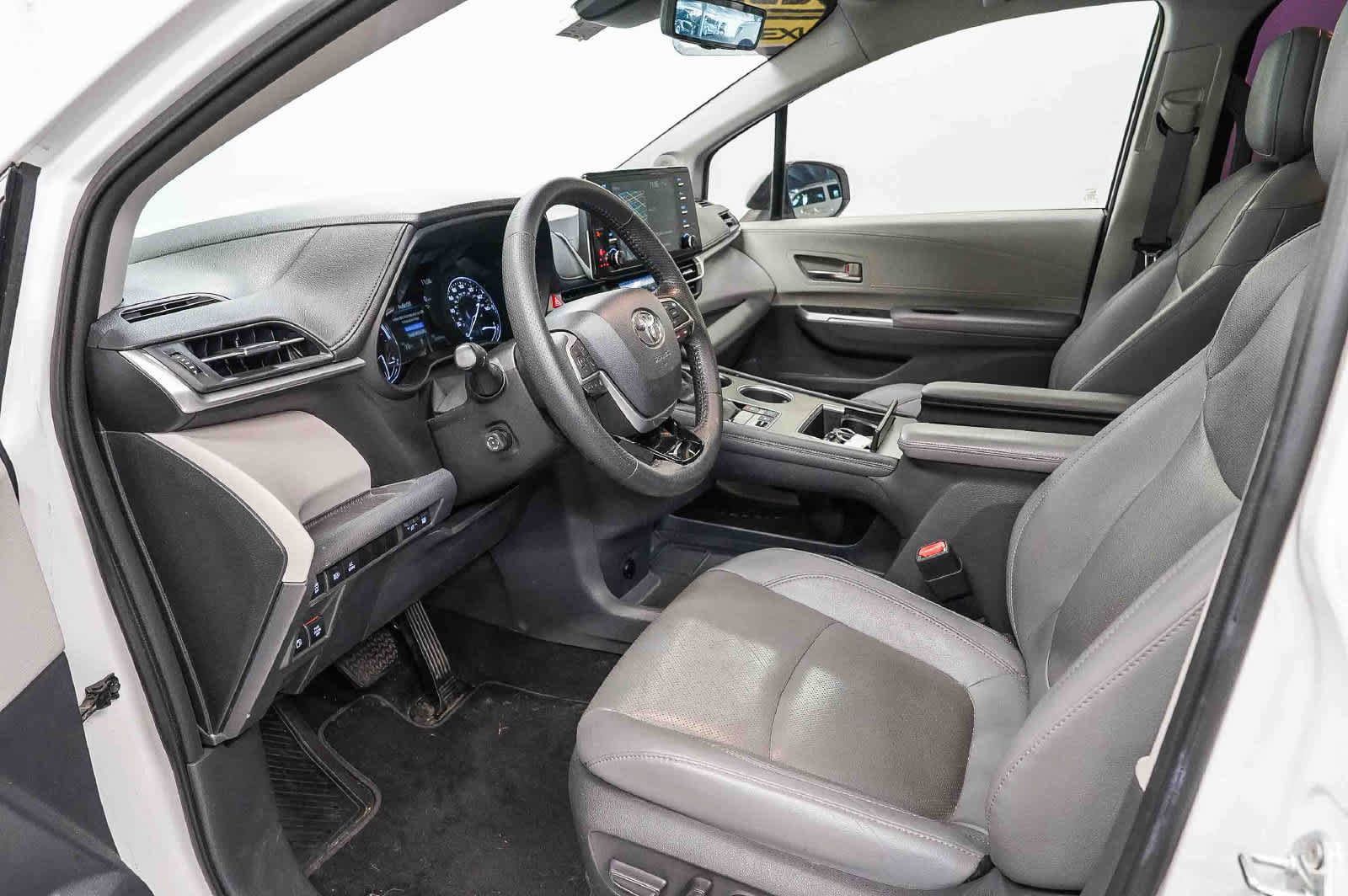 Used 2021 Toyota Sienna Limited FWD image 18