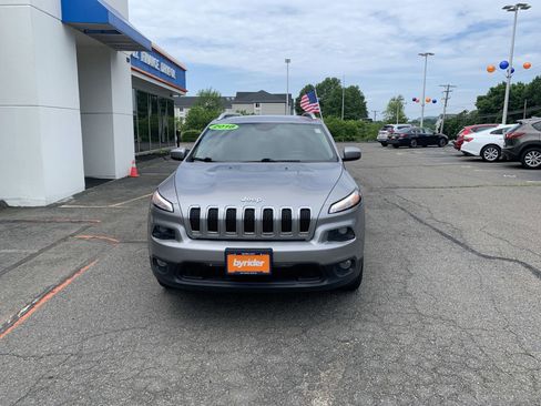 Used 2018 Jeep Cherokee Latitude Plus w/ Cold Weather Group AWD/4WD image 2