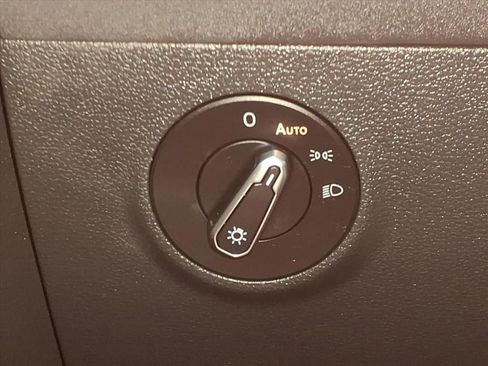 Used 2025 Volkswagen Taos SE image 11