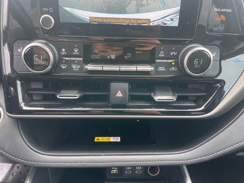 Used 2024 Toyota Highlander XLE image 23
