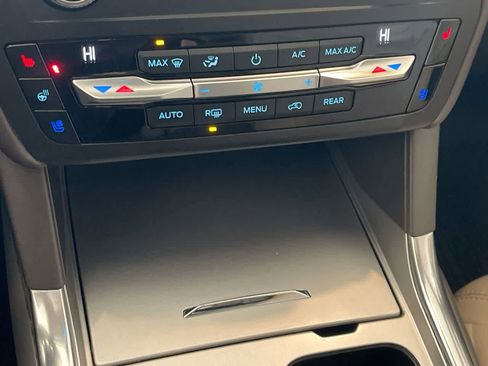 Used 2020 Ford Explorer Platinum w/ Premium Technology Package image 19