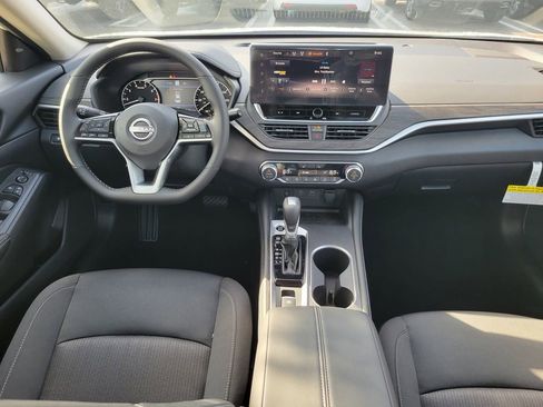 Used 2025 Nissan Altima 2.5 SV w/ SV Premium Package image 9