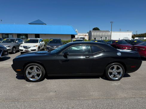Used 2009 Dodge Challenger R/T RWD image 3