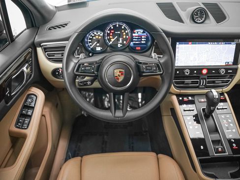 Certified 2025 Porsche Macan image 16
