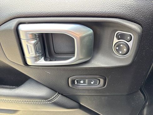 Used 2020 Jeep Wrangler Unlimited Sahara image 16