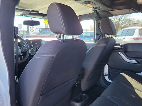 Used 2018 Jeep Wrangler Unlimited Sahara w/ Connectivity Group AWD/4WD image 14