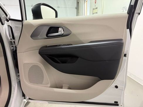 Used 2023 Chrysler Pacifica Touring-L FWD image 28
