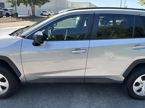 Used 2019 Toyota RAV4 LE FWD image 5