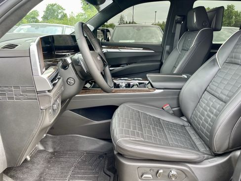Used 2025 Cadillac Escalade Sport Platinum w/ LPO, ONYX Package AWD/4WD image 13