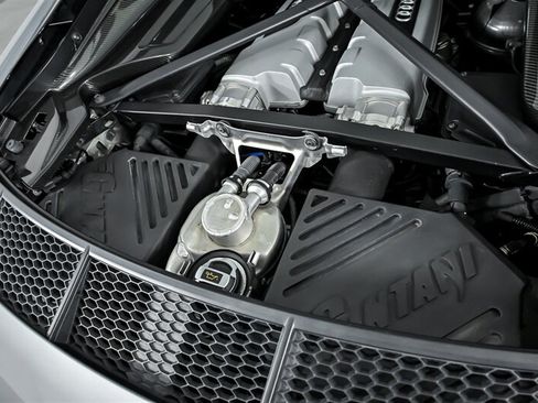 Used 2017 Audi R8 V10 w/ Carbon Exterior Package AWD/4WD image 19