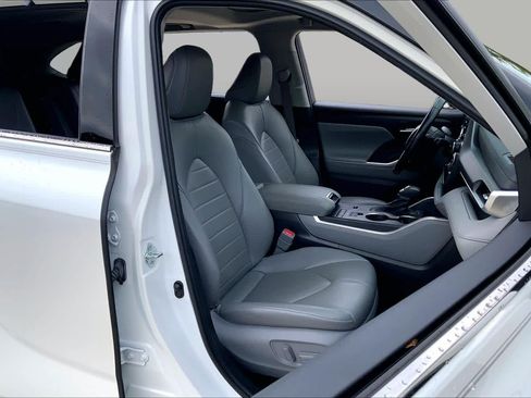 Used 2022 Toyota Highlander XLE FWD image 9