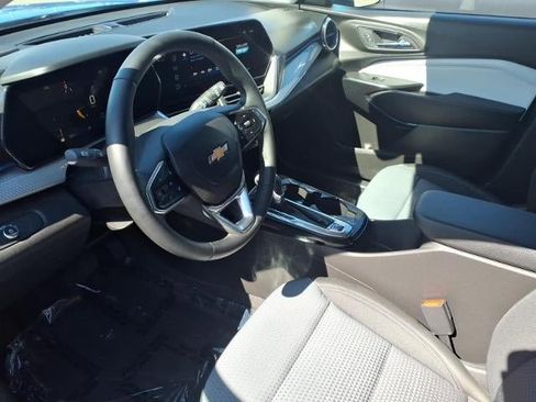 Used 2025 Chevrolet Trax LT w/ LT Convenience Package image 7