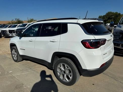 Used 2025 Jeep Compass Latitude w/ Sun & Sound Group AWD/4WD image 4