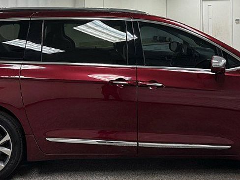 Used 2018 Chrysler Pacifica Limited w/ Tire & Wheel Group image 4