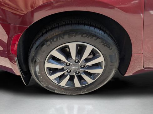 Used 2021 Chrysler Pacifica Touring-L image 39