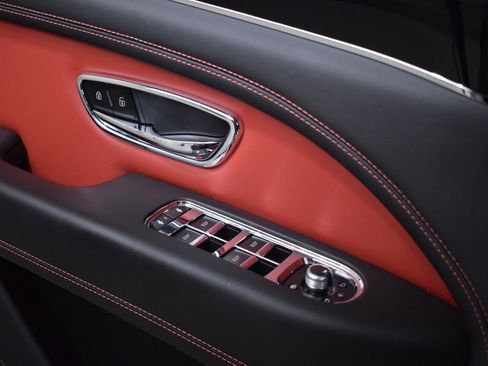 Certified 2022 Bentley Bentayga image 40