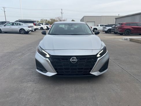 Used 2024 Nissan Altima 2.5 SV image 2