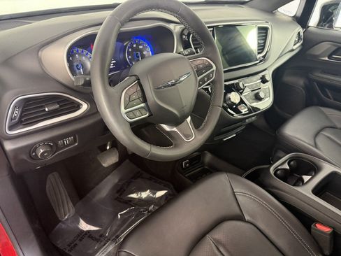 Used 2025 Chrysler Pacifica Select FWD image 17