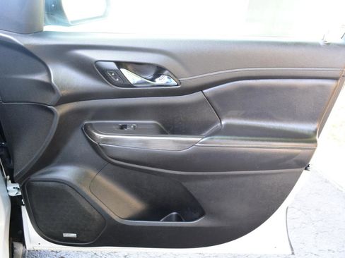 Used 2019 GMC Acadia SLT FWD image 18