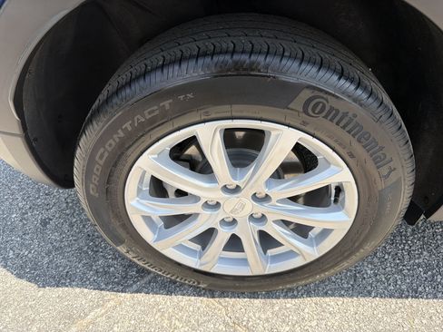 Used 2023 Cadillac XT4 Luxury w/ Cold Weather Package FWD image 18