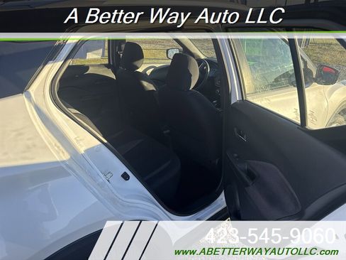 Used 2018 Nissan Kicks SV image 7