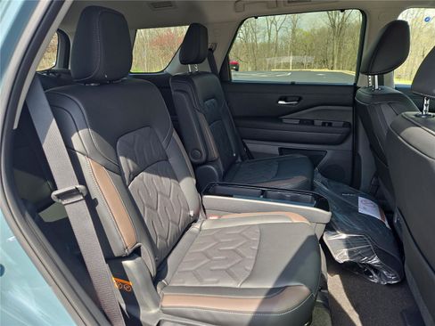 New 2026 Nissan Pathfinder Platinum AWD/4WD image 14