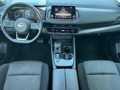 Used 2024 Nissan Rogue SV image 3