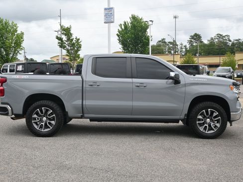 Used 2024 Chevrolet Silverado 1500 LT AWD/4WD image 11
