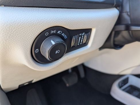 Used 2024 Chrysler Pacifica Touring-L image 33