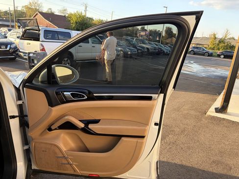 Used 2017 Porsche Cayenne S Platinum image 19