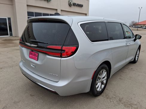 New 2026 Chrysler Pacifica Limited image 8