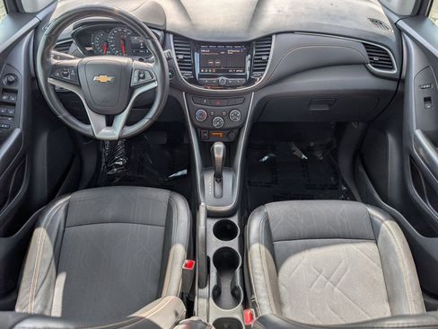 Used 2022 Chevrolet Trax LT w/ LT Convenience Package AWD/4WD image 24