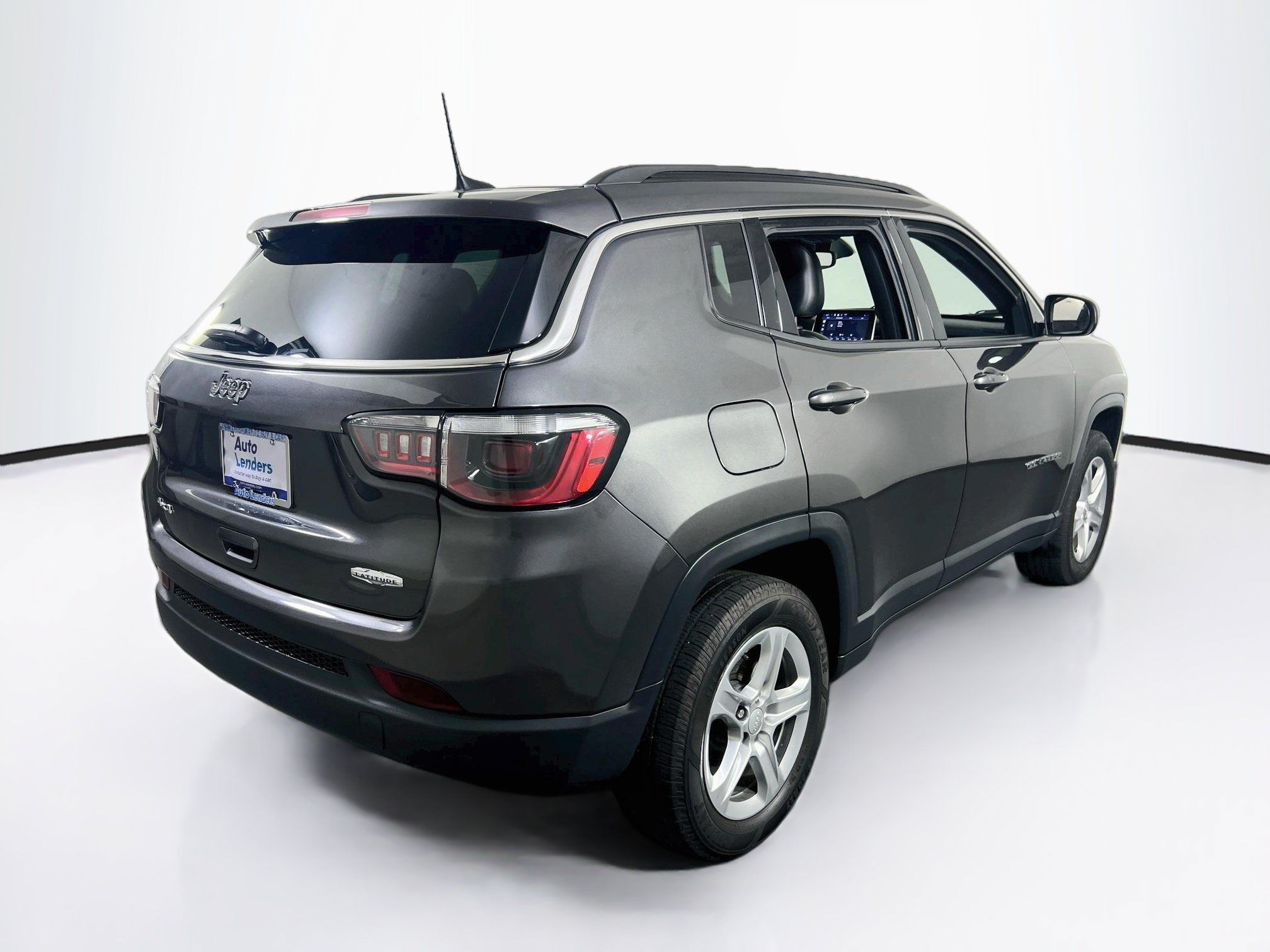 Used 2023 Jeep Compass Latitude w/ Sun and Sound Group AWD/4WD image 5