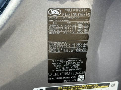 Used 2025 Land Rover Discovery Dynamic SE AWD/4WD image 30