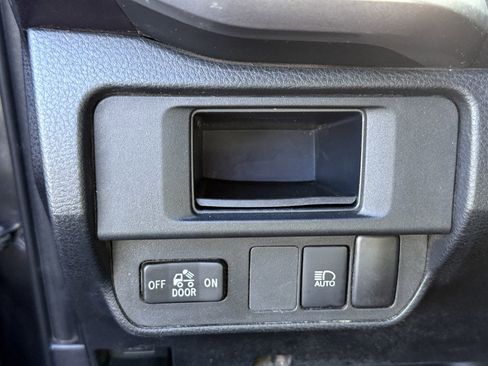 Used 2018 Toyota Tacoma SR5 image 18